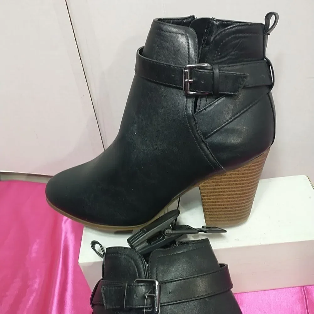 Time and True Womans SZ 11 W Ankle Boots Memory Foam Black Side Zip .